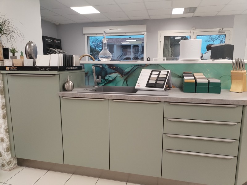 installation de cuisine moderne avec meuble bas vert mate sans trace et plan de travail gris effet pierre Agde