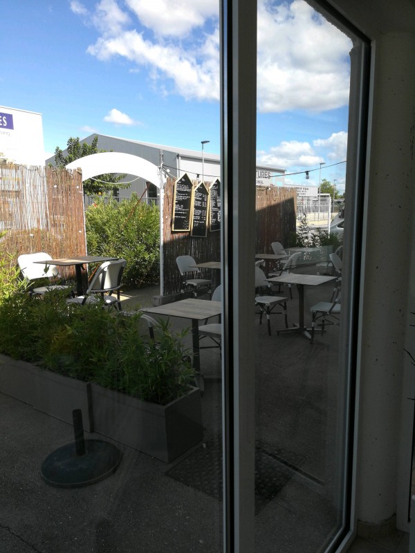 Installation d'une baie vitrée aluminium blanche 2 vantaux à Nîmes à côté de Sommières