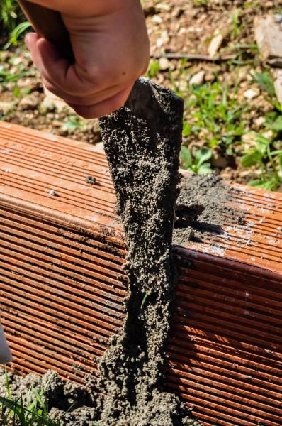 Construction d'un mur de clôture en brique par un maçon à Lyon 5