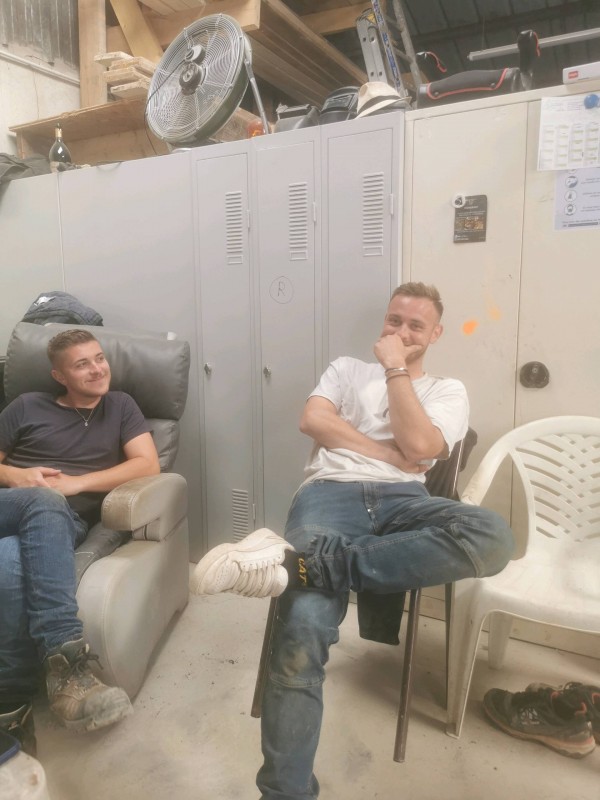 Aménagement de jardin paysagiste avec fontaine et terrasse en bois sur Frontignan