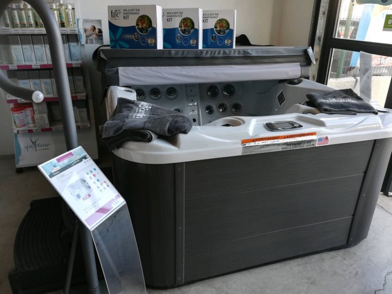 Installation et pose d'un spa 2 places pour terrasse extérieure à Gigean à côté de 7