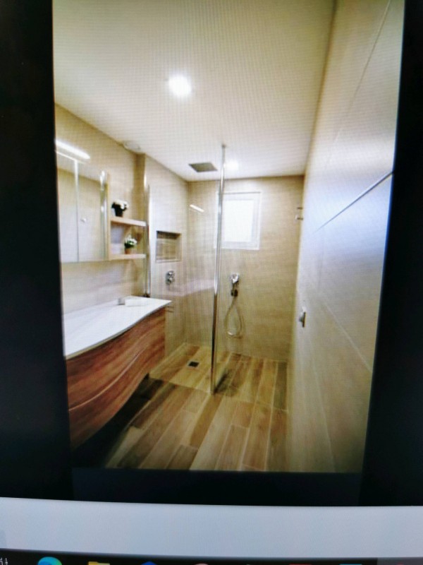 Rénovation d'une salle de bain à douche à l'italienne sur une maison à Sète