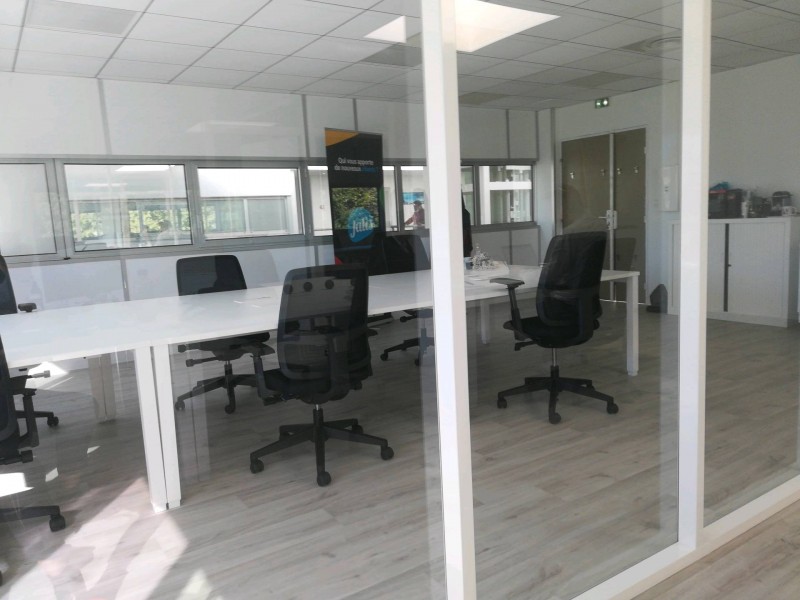 Vente de bureau surface 100 mètres carrés avec cloison et 2 bureaux très clarteux à Knokke-le-Zoute est