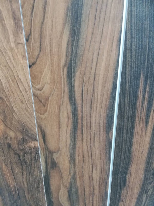 rénovation de  carrelage d' une salle à manger par un carrelage imitation parquet à Uzès proche de Nîmes