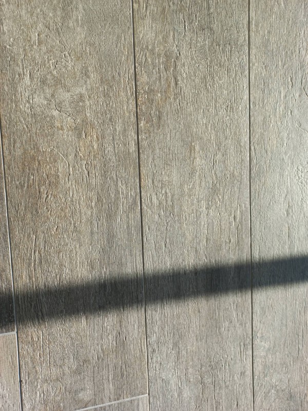 Pose d'un revêtement de sol carrelage autour d'une piscine dans une villa de Nîmes à côté d'Arles