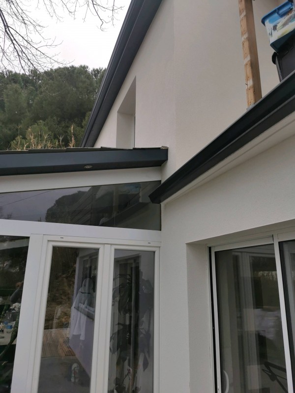 Rénovation et réfection d'une gouttière en aluminium d'une maison de 300 mètres carrés dans le Lubéron