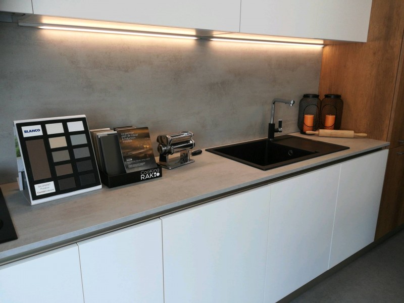 Installation d'une cuisine complète avec îlot central sans poignée sur Montpellier à côté de La Grande-Motte