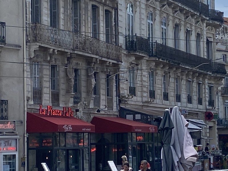  Où manger une bonne pizza entre amis à Montpellier place de la comédie 