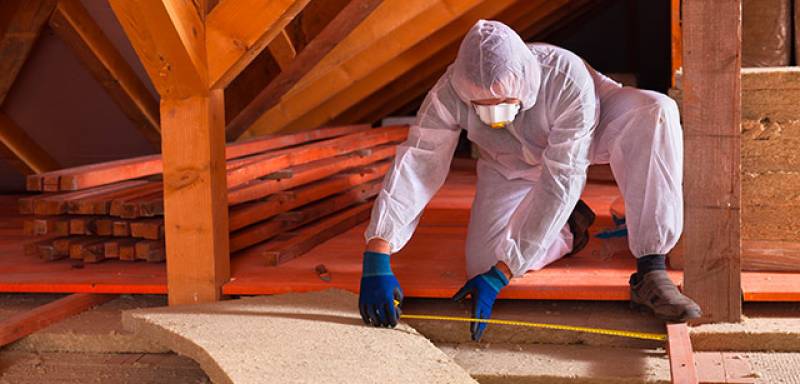 Professionnels de l’isolation thermique en intervention chez un particulier