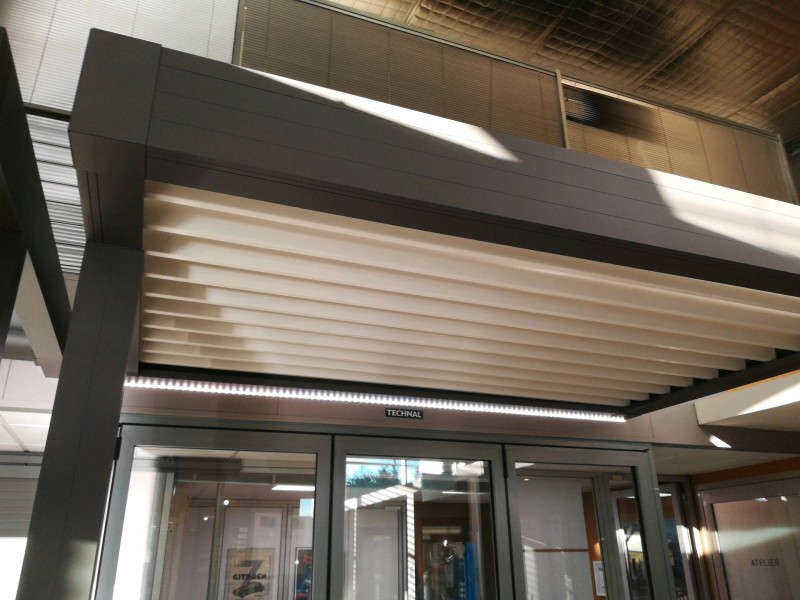 Installation et pose d'une pergola bioclimatique aluminium lame rétractable à Nîmes dans le Gard