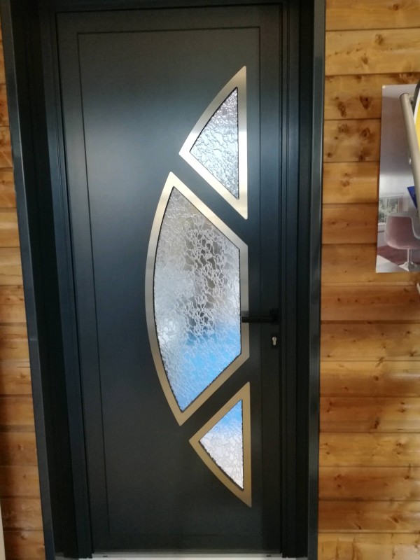 Installation et rénovation d'une ancienne porte d'entrée en bois par une porte en aluminium à Montpellier à côté de Saint-Jean-de-Védas