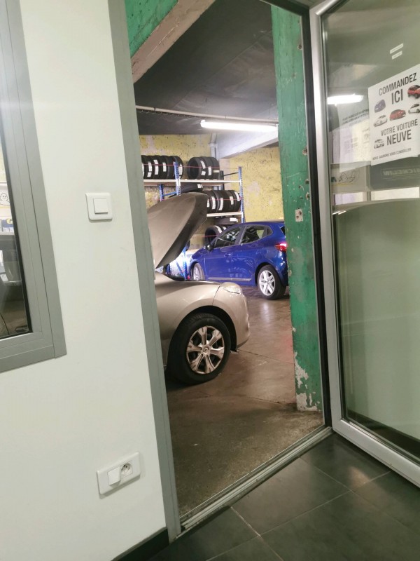 Travaux de réparation sur le capot d'une Porsche 911 sur le Bassin de Thau à côté de Montpellier