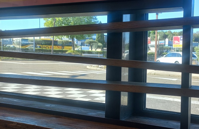 pose et installation d'un carport adossé solaire en aluminium dans une villa à Bernis proche de Vergèze