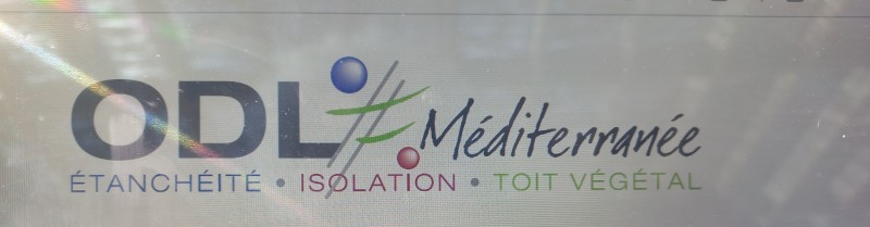 rénovation d'un toit terrasse sur toute l'isolation d'un entrepôt dans une zone industrielle de Caissargues à côté de Nîmes