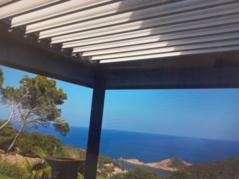 installation d'une pergola bioclimatique autoportée sur mesure à Uzès proche d'Alès