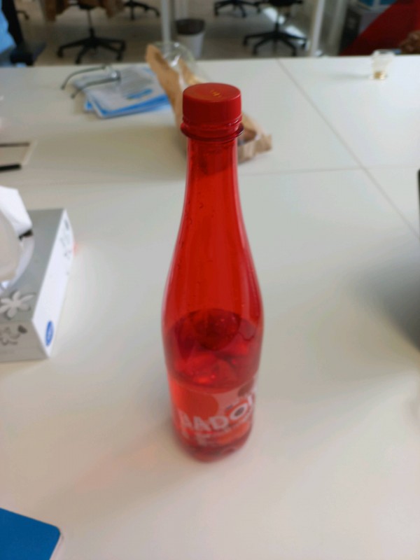 Où acheter une bouteille en plastique pour eau gazeuse rouge à Nîmes à côté d'Arles