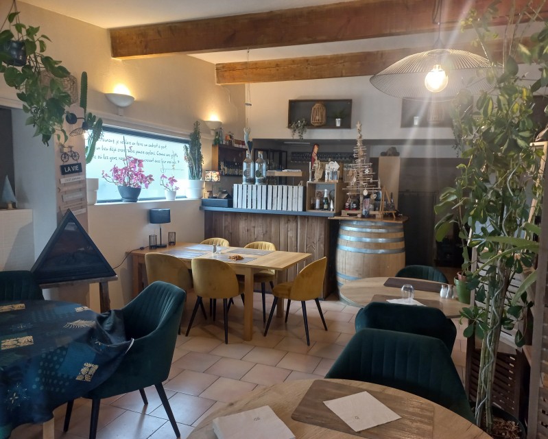 où trouver un restaurant avec terrasse ouvert le dimanche à Saint-Hippolyte-du-Fort proche de Sommières