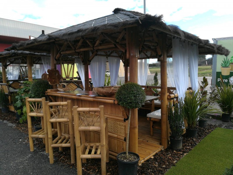 Pose et installation d'une paillote en bambou pour jardin à Nîmes dans le Gard