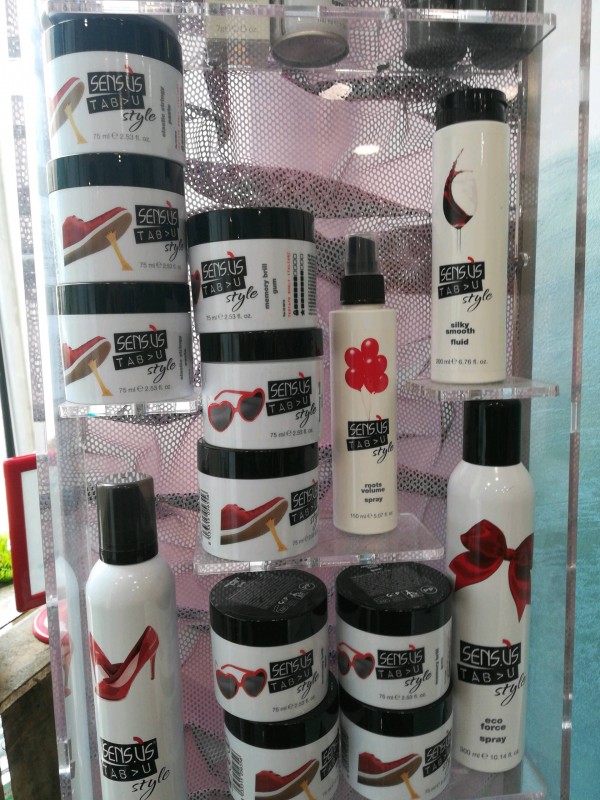 Salon de coiffure spécialisé dans la vente et la pose de perruque cheveux courts pour femme sur Nîmes à côté de Sommières