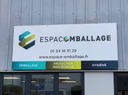 Équipe de travailleurs équipés de gilets de sécurité et de masques respiratoires dans les locaux de [Nom de l'entreprise] à Cergy Pontoise