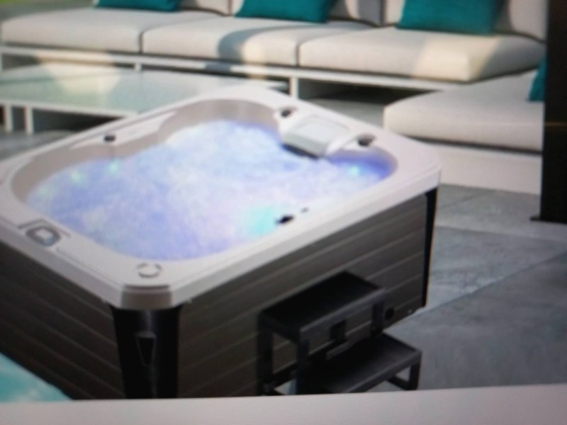 Installation et pose d'un spa jacuzzi 4 places pour terrasse extérieure sur Alès à côté d'Uzès