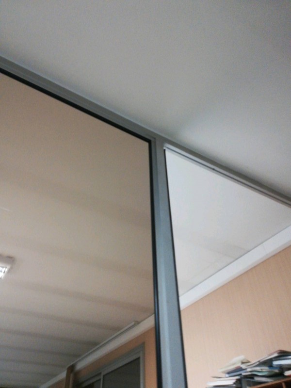 Miroitier pour remplacement d'une vitrine cassée d'un magasin du centre ville de Nîmes proche de Arles