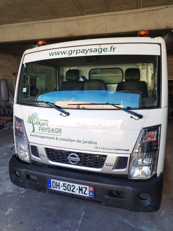 où trouver une entreprise d'aménagement extérieur paysagiste qui crée terrasse bois exotique avec pelouse synthétique à Poussan à côté de Sète