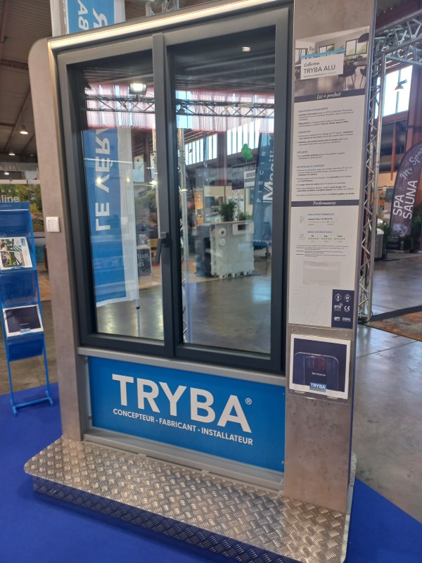 rénovation d'une ancienne fenêtre en bois par une fenêtre en aluminium 2 battants sur Nîmes à côté d'Arles