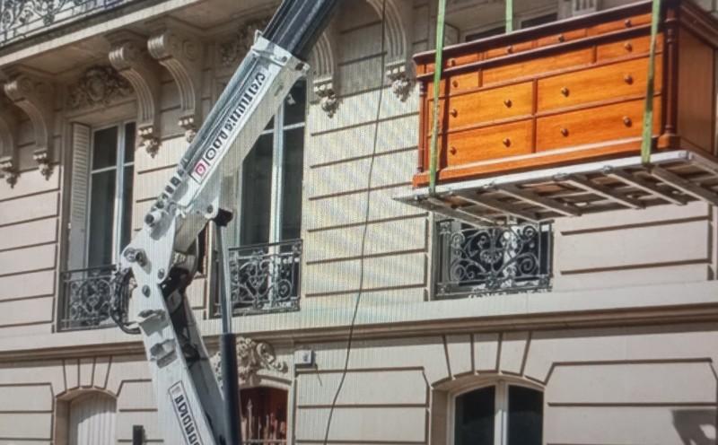 installation et pose d'un monte meuble par la société déménagement Brousseau à Fréjus proche de Saint-Raphaël