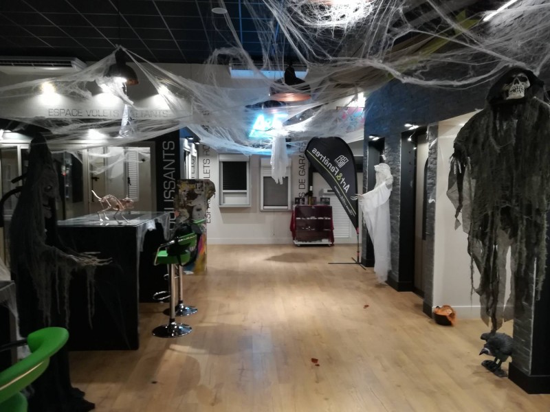 le showroom de art et fenêtre Milhaud fait peau neuve et fait la part belle à Halloween