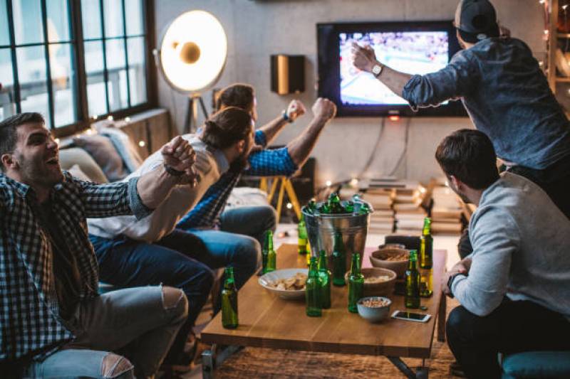Trouver un restaurant ou un bar pour voir un match de foot sur grand écran à Nîmes en centre-ville