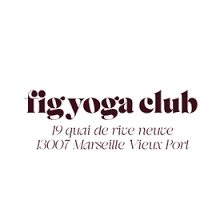 Cours de yoga en petit groupe pour femmes enceintes afin de préparer l'accouchement sur le vieux port de Marseille dans les Bouches-du-Rhône