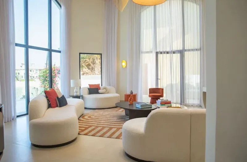 Salon rénové d’une villa d’exception à Aix-en-Provence, alliant élégance et confort.