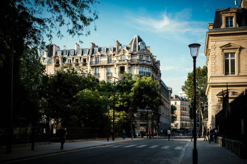 Chasseur immobilier Paris en pleine négociation pour un bien immobilier