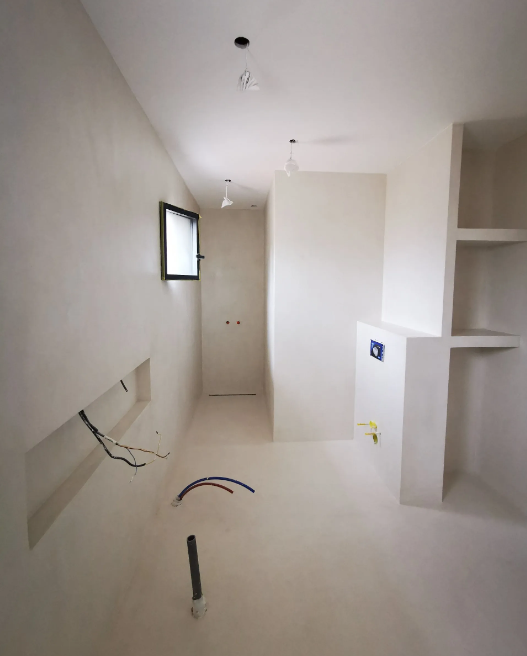 Artisan pour application de béton ciré intérieur pour salle de bain dans une villa à Leucate, proche de Perpignan ou Gruissan