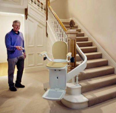 Installation et  pose d'une chaise monte escalier courbe dans une villa à Nantes dans le 44