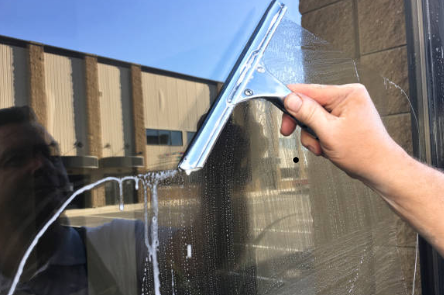 société de nettoyage industriel pour nettoyage de vitrerie et vitrine de magasin sur un Carnon proche Palavas-les-Flots