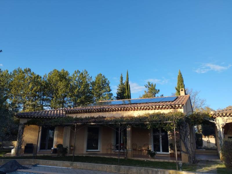 Panneaux solaires photovoltaïques en installation sur un toit à Brignoles