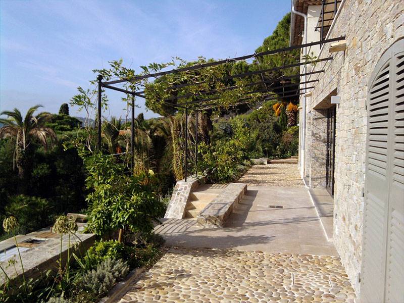 Création unique d’une pergola thermolaquée sur mesure à Saint-Tropez
