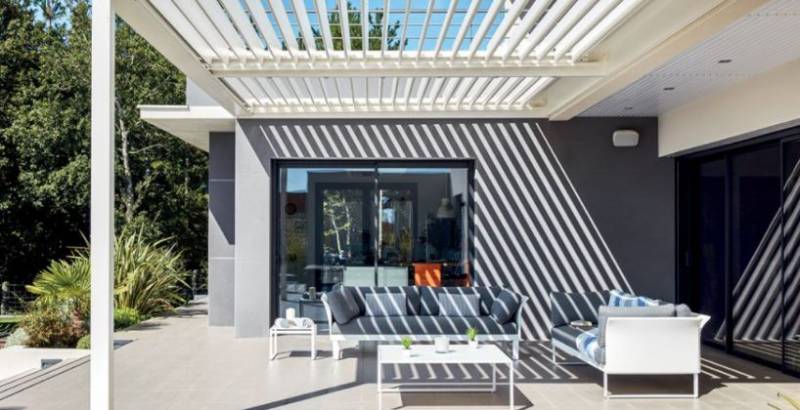 Installation et pose d'une pergola bioclimatique aluminium adossée à Montauban dans le Tarn-et-Garonne