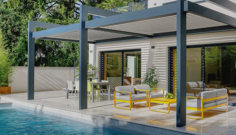 Installation et pose d'une pergola bioclimatique adossée sur terrasse dans une villa à Lyon à côté de Villeurbanne