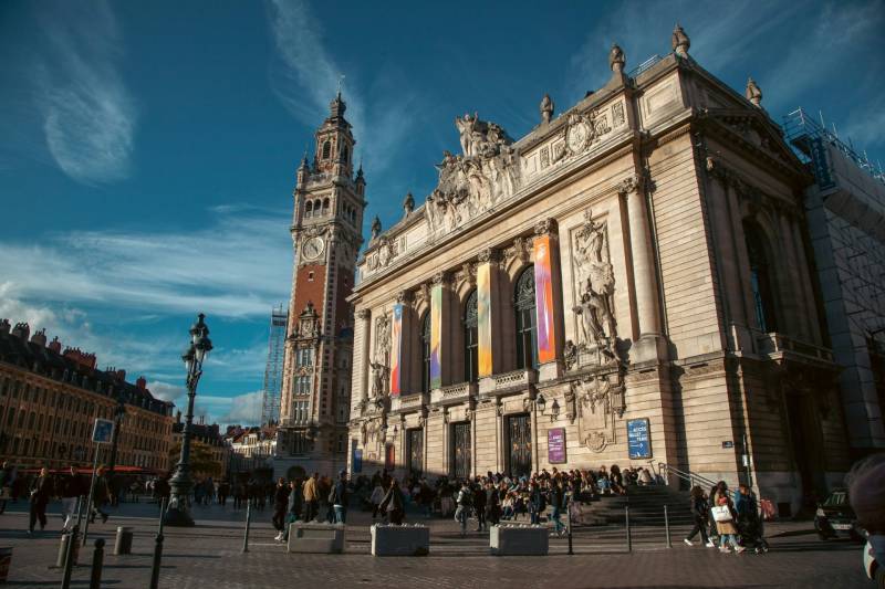 Consultation entre client et chasseur de biens à Paris, stratégie de recherche.