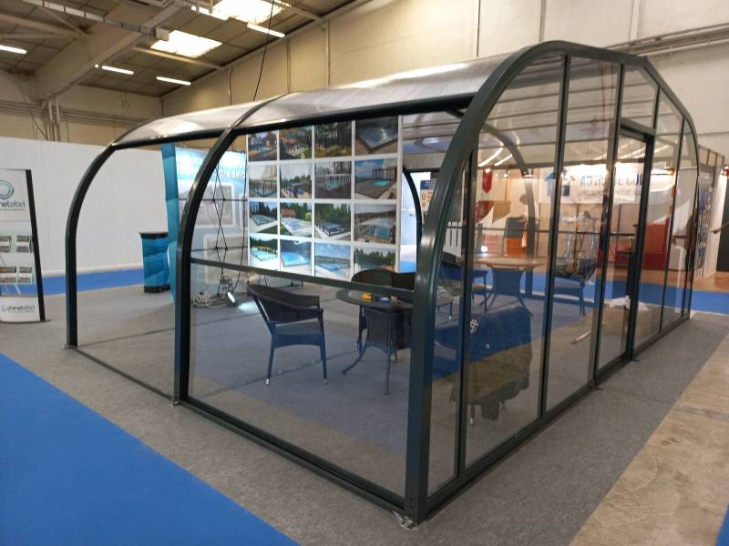 Installation et pose d'une pergola bioclimatique couvrant la terrasse d'un restaurant à Perpignan à côté de Narbonne