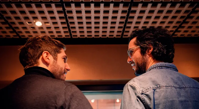 Ingénieur du son professionnel travaillant sur une session de voix off de haute qualité à Paris dans le 13eme arrondissement
