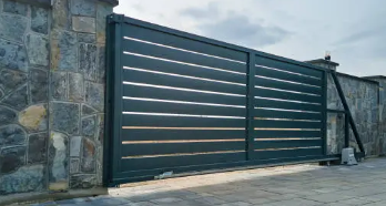 Pose et installation d'un portail coulissant aluminium sur mesure à Argelès-sur-Mer proche de Perpignan