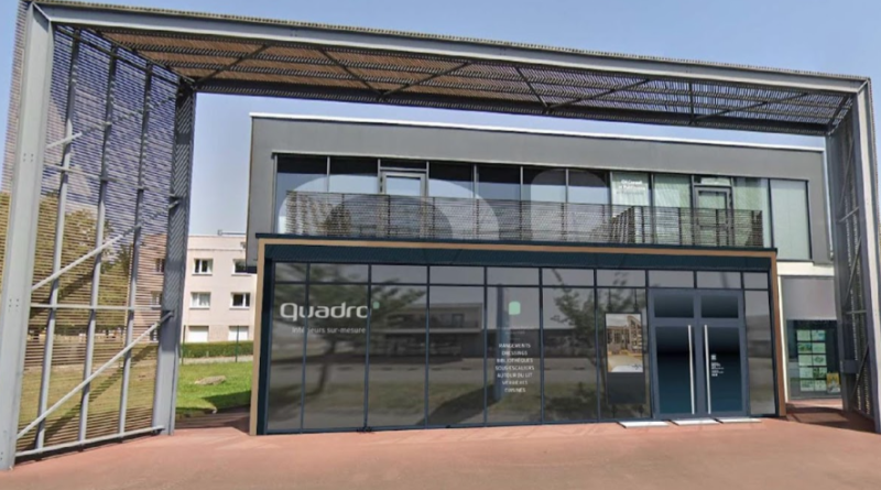 pose et installation d'une bibliothèque murale sur mesure à Nantes proche de Sables-d'Olonne.