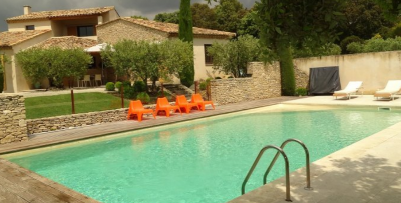 Louer une villa avec piscine privée au calme pour vacances proche Avignon