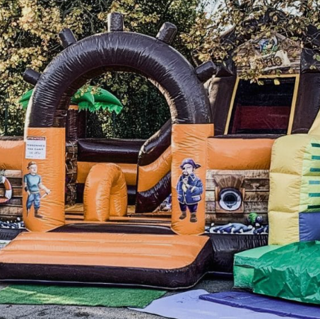 location d'une structure gonflable de château pour événement anniversaire sur Nîmes proche Arles