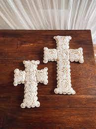 Croix en coquillage tendance dans une boutique  de Sète