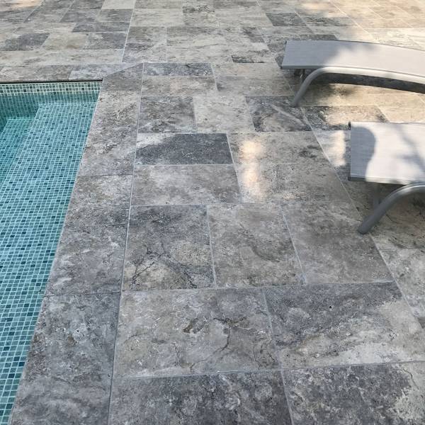 Achat de dalles de travertin gris en pierre naturelle pour une terrasse extérieure à Chambourcy dans les Yvelines